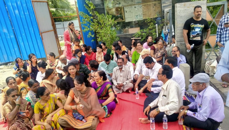 दावड़ी रोड वासियों को पानी देने में कल्याण मनपा द्वारा लगातार लापरवाही बरतने के विरोध में उग्र धरना